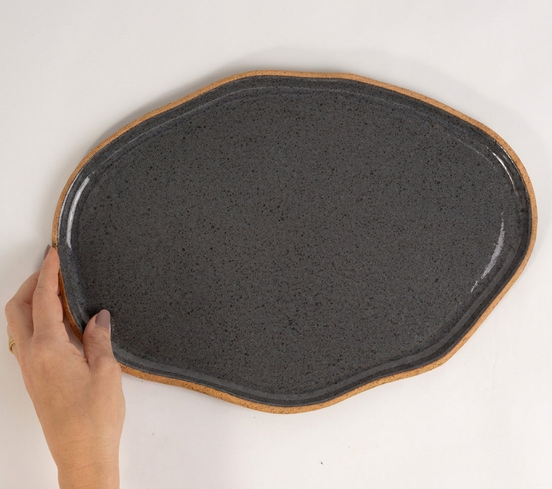 Bandeja retangular orgânica em cerâmica artesanal — tamanho 33cm x 23cm, argila Cappuccino, esmalte Grafite