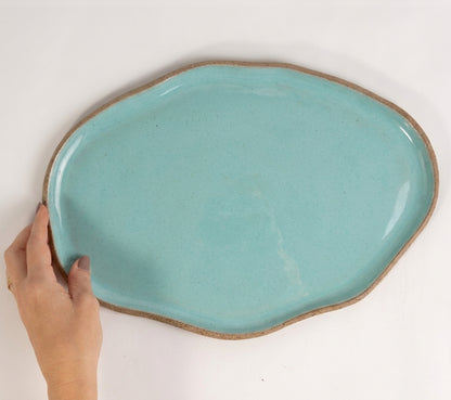 Bandeja retangular orgânica em cerâmica artesanal — tamanho 33cm x 23cm, argila Cappuccino, esmalte Jujuba