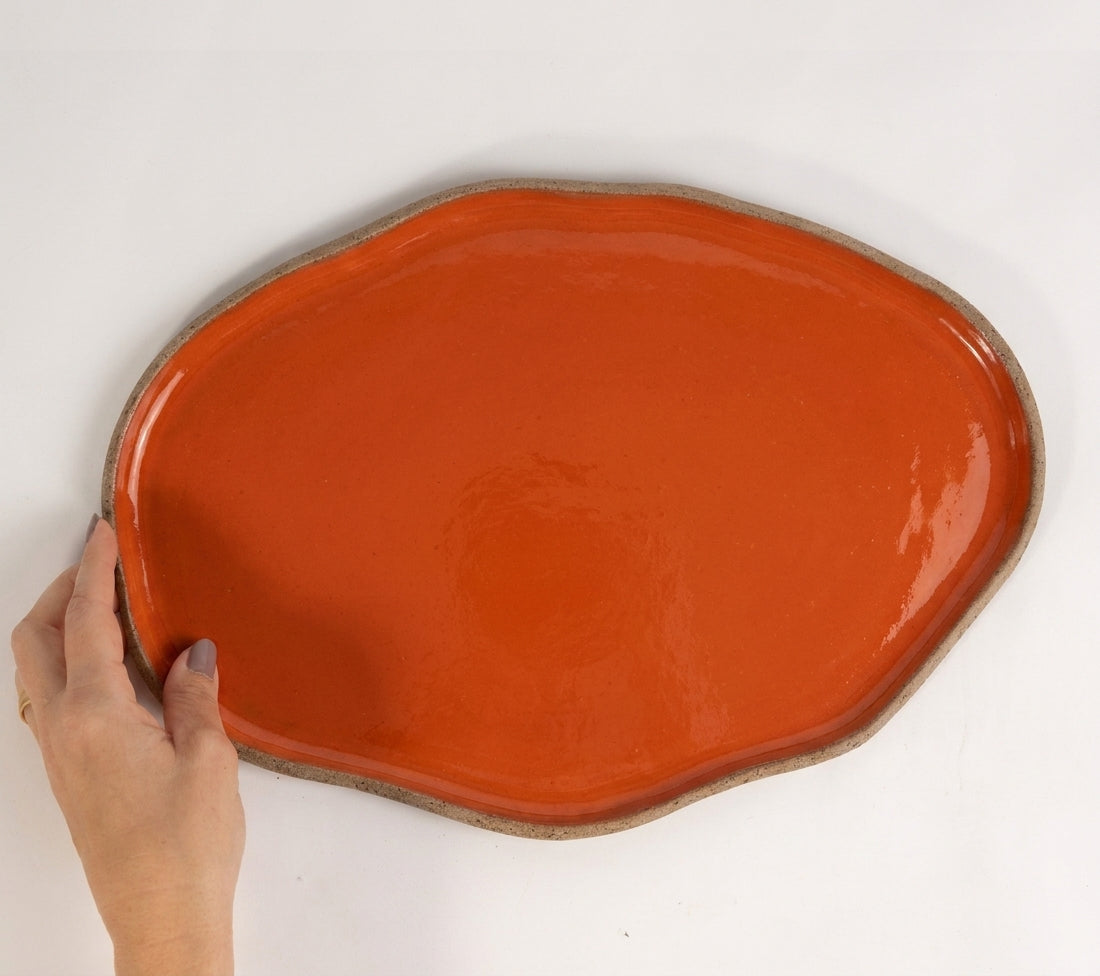 Bandeja retangular orgânica em cerâmica artesanal — tamanho 33cm x 23cm, argila Cappuccino, esmalte Laranja Intenso