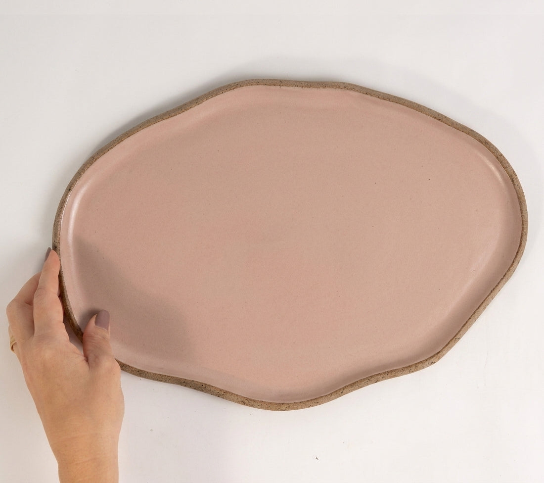Bandeja retangular orgânica em cerâmica artesanal — tamanho 33cm x 23cm, argila Cappuccino, esmalte Nude