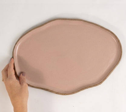 Bandeja retangular orgânica em cerâmica artesanal — tamanho 33cm x 23cm, argila Cappuccino, esmalte Nude