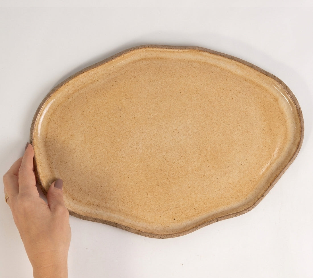 Bandeja retangular orgânica em cerâmica artesanal — tamanho 33cm x 23cm, argila Cappuccino, esmalte Pedra Sabão