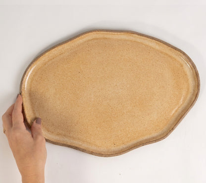 Bandeja retangular orgânica em cerâmica artesanal — tamanho 33cm x 23cm, argila Cappuccino, esmalte Pedra Sabão