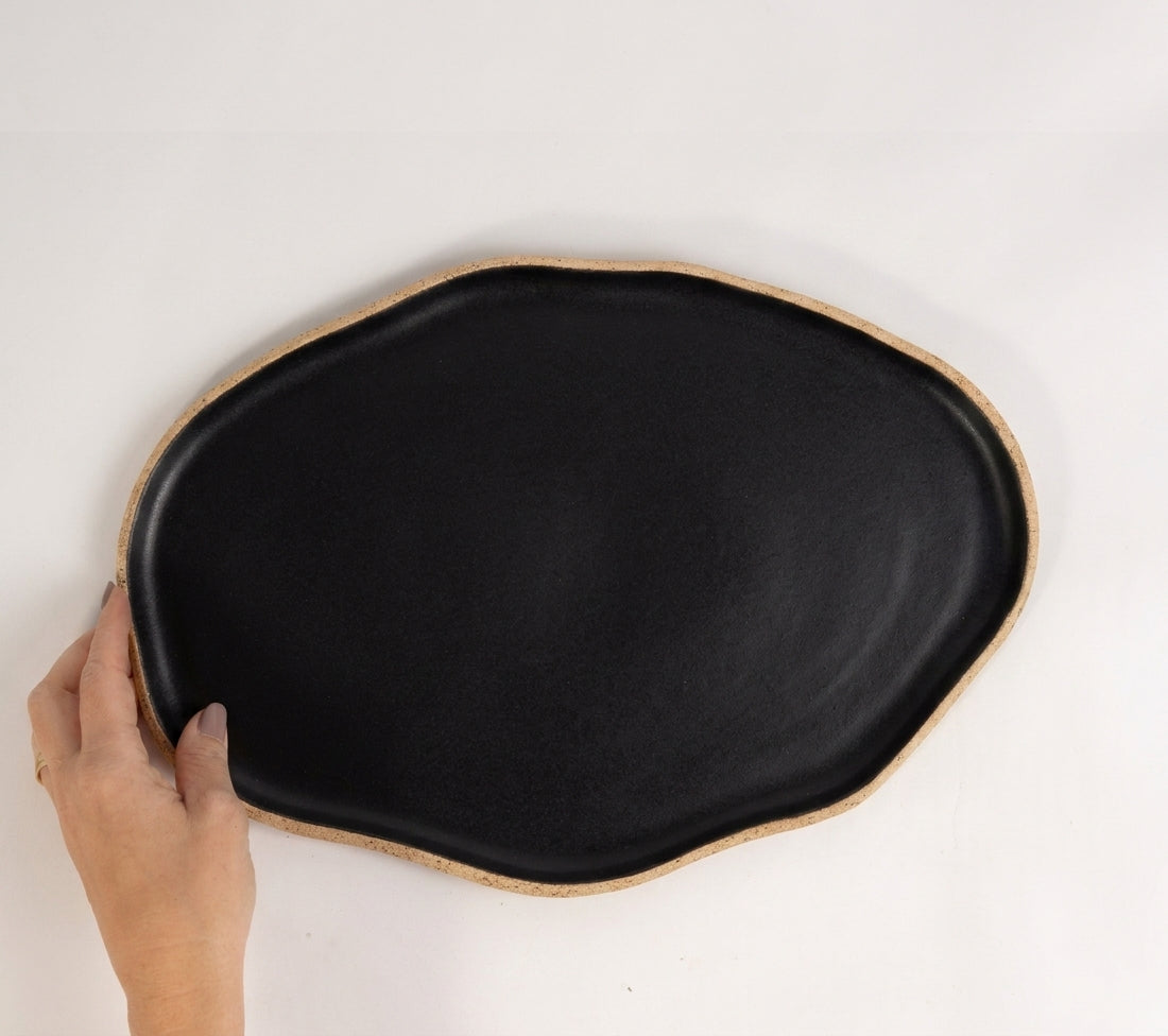 Bandeja retangular orgânica em cerâmica artesanal — tamanho 33cm x 23cm, argila Cappuccino, esmalte Preto Acetinado