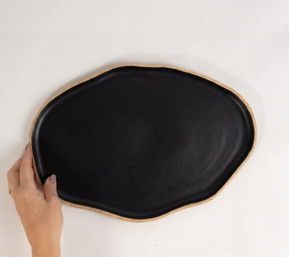 Bandeja retangular orgânica em cerâmica artesanal — tamanho 33cm x 23cm, argila Cappuccino, esmalte Preto Acetinado