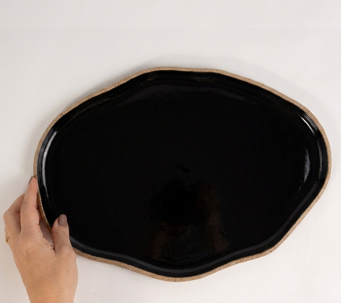 Bandeja retangular orgânica em cerâmica artesanal — tamanho 33cm x 23cm, argila Cappuccino, esmalte Preto Ébano