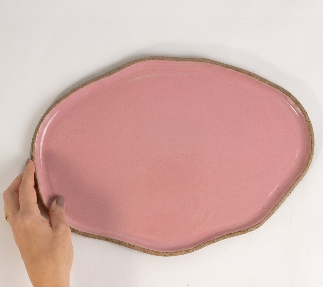 Bandeja retangular orgânica em cerâmica artesanal — tamanho 33cm x 23cm, argila Cappuccino, esmalte Rosa Barbie