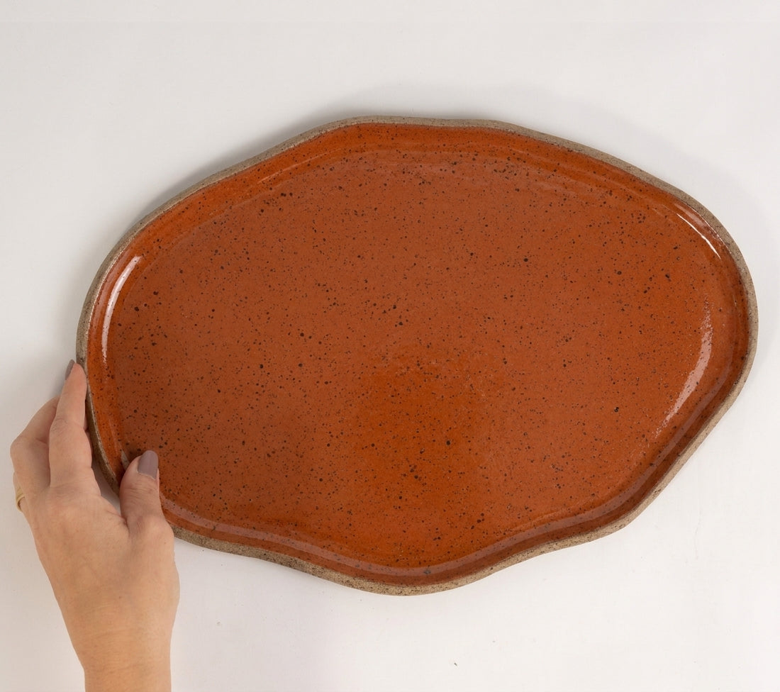 Bandeja retangular orgânica em cerâmica artesanal — tamanho 33cm x 23cm, argila Cappuccino, esmalte Sol de Terracota
