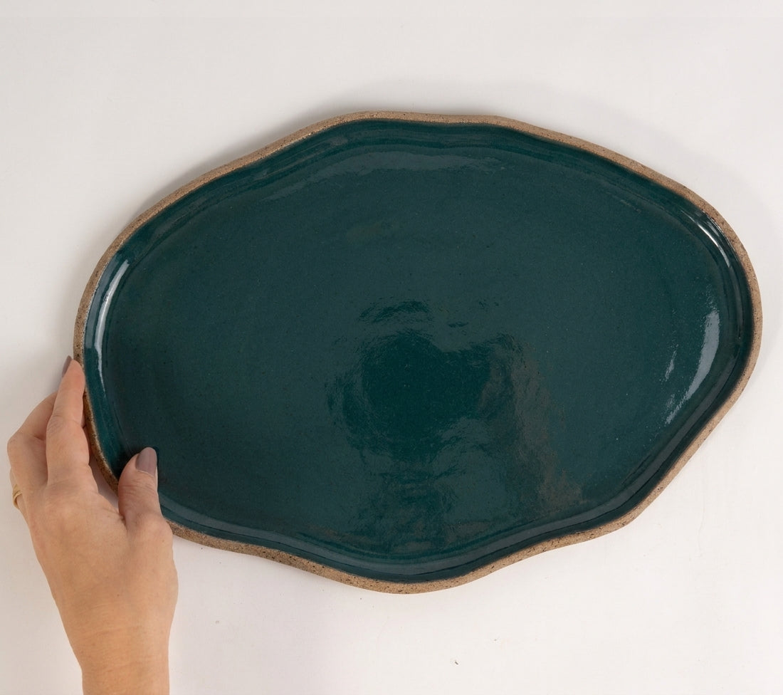Bandeja retangular orgânica em cerâmica artesanal — tamanho 33cm x 23cm, argila Cappuccino, esmalte Verde Exército