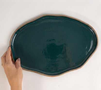 Bandeja retangular orgânica em cerâmica artesanal — tamanho 33cm x 23cm, argila Cappuccino, esmalte Verde Exército