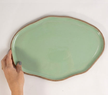 Bandeja retangular orgânica em cerâmica artesanal — tamanho 33cm x 23cm, argila Cappuccino, esmalte Verde Menta