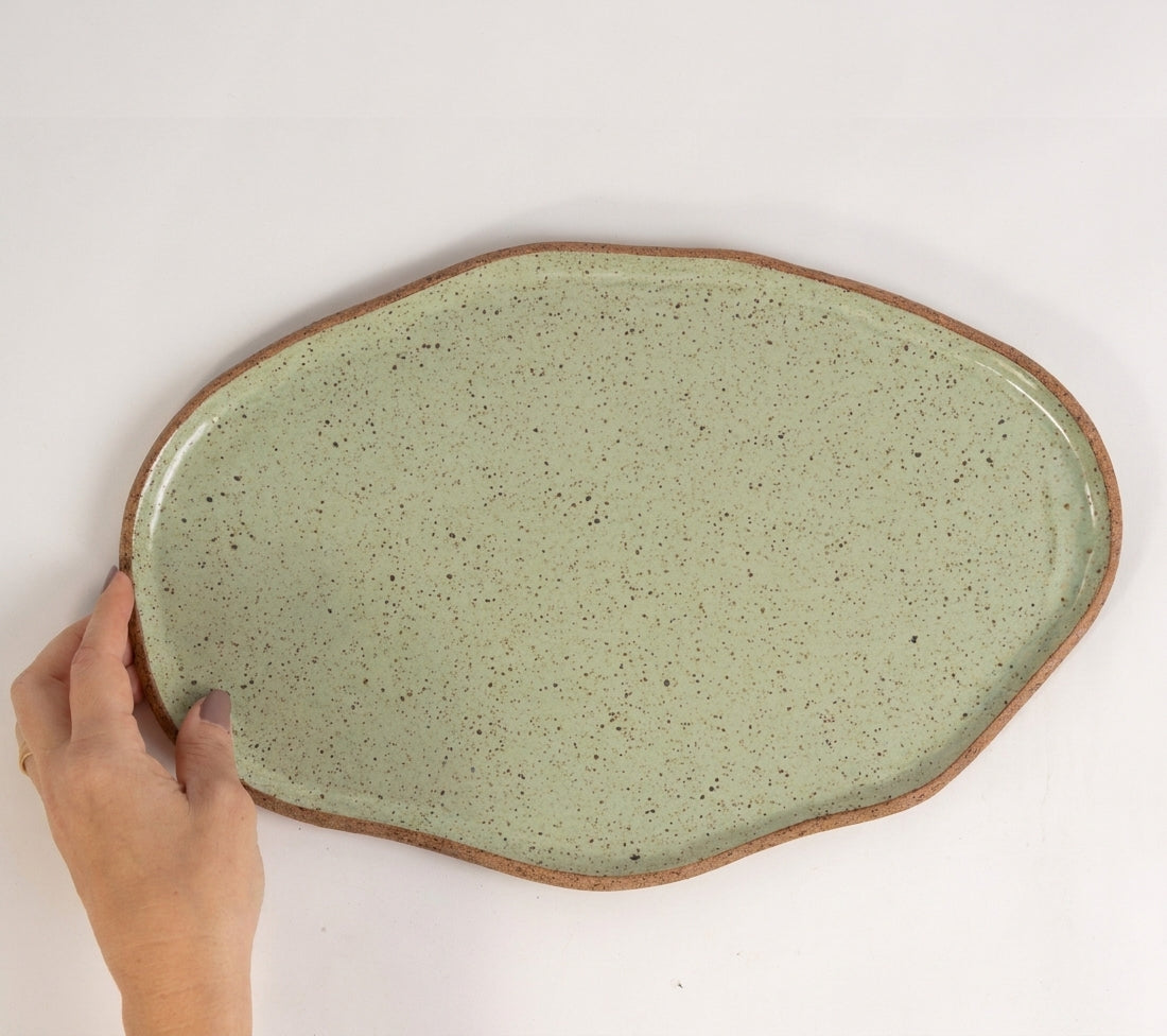 Bandeja retangular orgânica em cerâmica artesanal — tamanho 33cm x 23cm, argila Cappuccino, esmalte Verde Pompeia