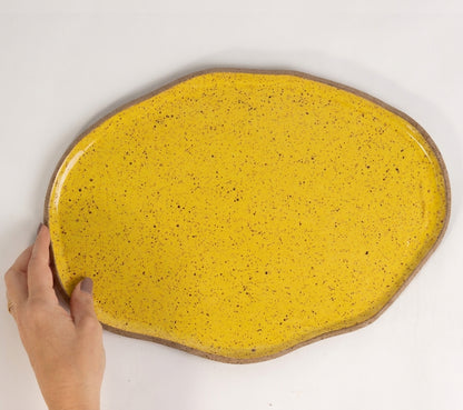 Bandeja retangular orgânica em cerâmica artesanal — tamanho 33cm x 23cm, argila Flocos, esmalte Amarelo Intenso