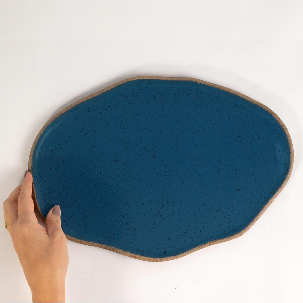Bandeja retangular orgânica em cerâmica artesanal — tamanho 33cm x 23cm, argila Flocos, esmalte Azul Safira