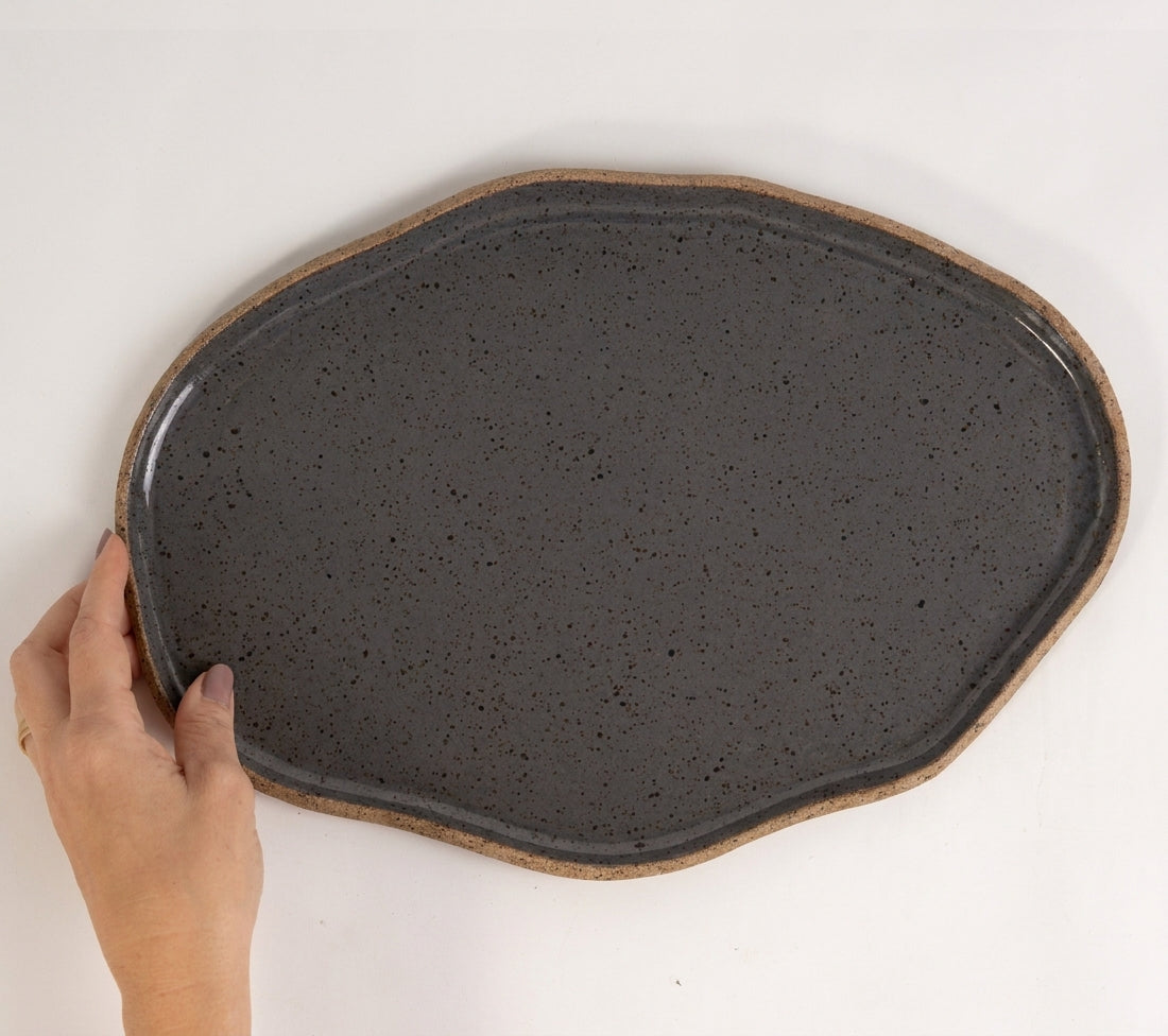 Bandeja retangular orgânica em cerâmica artesanal — tamanho 33cm x 23cm, argila Flocos, esmalte Grafite