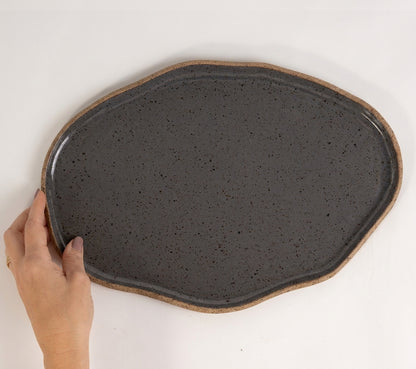Bandeja retangular orgânica em cerâmica artesanal — tamanho 33cm x 23cm, argila Flocos, esmalte Grafite