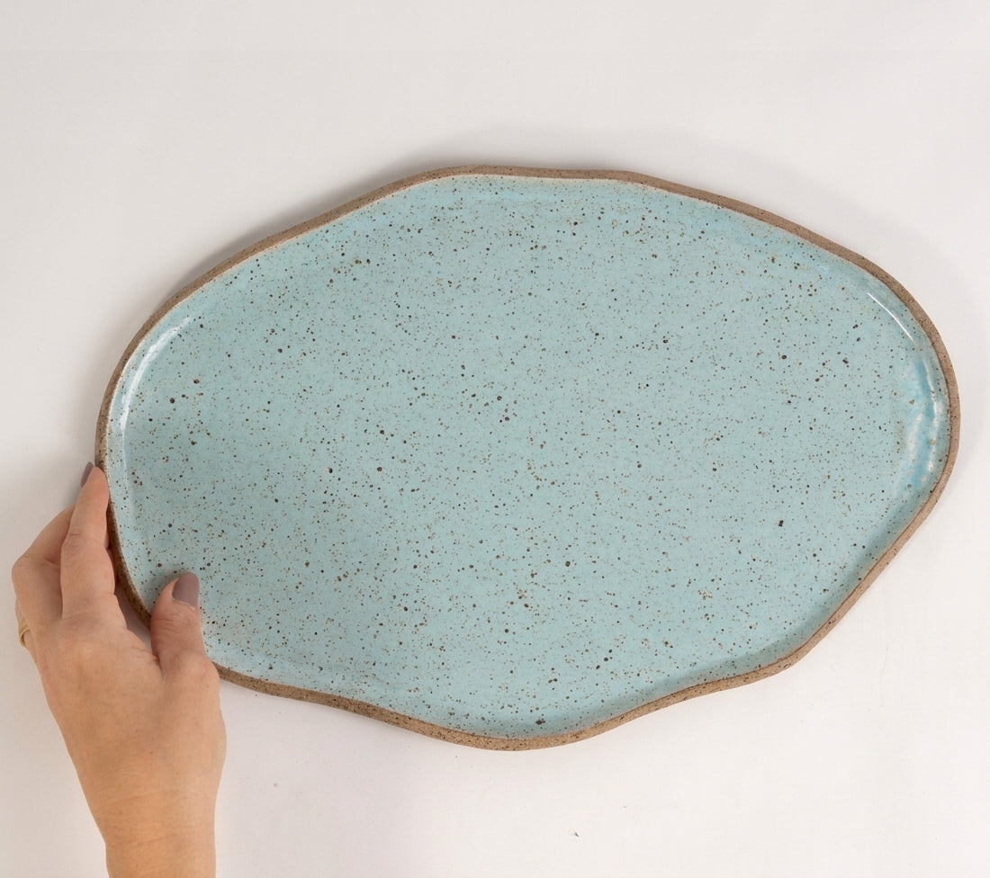 Bandeja retangular orgânica em cerâmica artesanal — tamanho 33cm x 23cm, argila Flocos, esmalte Jujuba