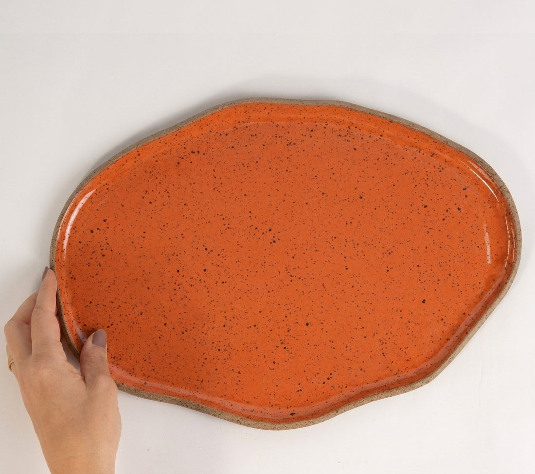 Bandeja retangular orgânica em cerâmica artesanal — tamanho 33cm x 23cm, argila Flocos, esmalte Laranja Intenso