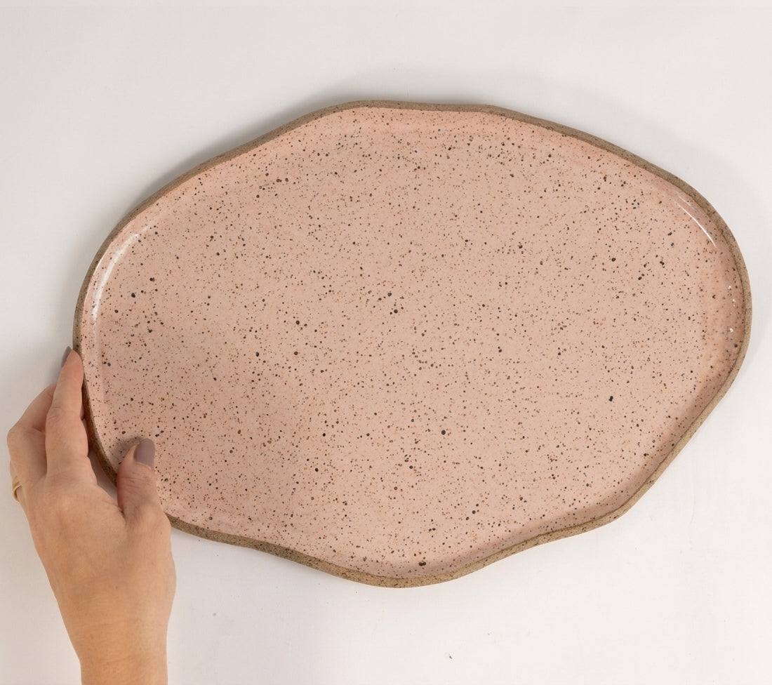 Bandeja retangular orgânica em cerâmica artesanal — tamanho 33cm x 23cm, argila Flocos, esmalte Nude