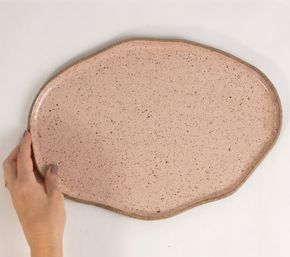 Bandeja retangular orgânica em cerâmica artesanal — tamanho 33cm x 23cm, argila Flocos, esmalte Nude
