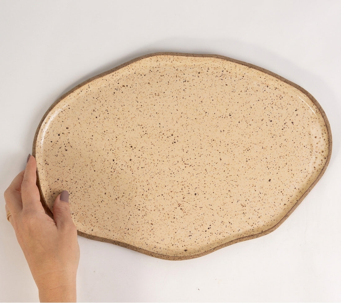 Bandeja retangular orgânica em cerâmica artesanal — tamanho 33cm x 23cm, argila Flocos, esmalte Pedra Sabão