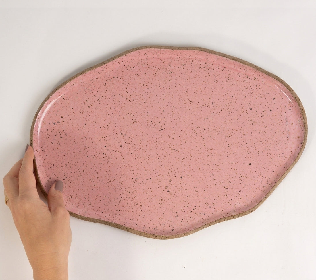 Bandeja retangular orgânica em cerâmica artesanal — tamanho 33cm x 23cm, argila Flocos, esmalte Rosa Barbie