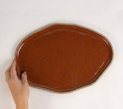 Bandeja retangular orgânica em cerâmica artesanal — tamanho 33cm x 23cm, argila Flocos, esmalte Sol de Terracota