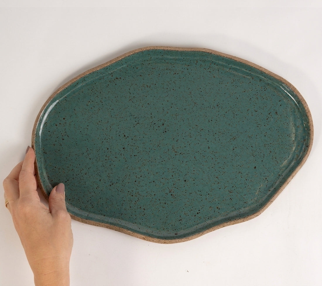Bandeja retangular orgânica em cerâmica artesanal — tamanho 33cm x 23cm, argila Flocos, esmalte Verde Exército