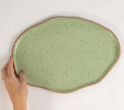 Bandeja retangular orgânica em cerâmica artesanal — tamanho 33cm x 23cm, argila Flocos, esmalte Verde Menta