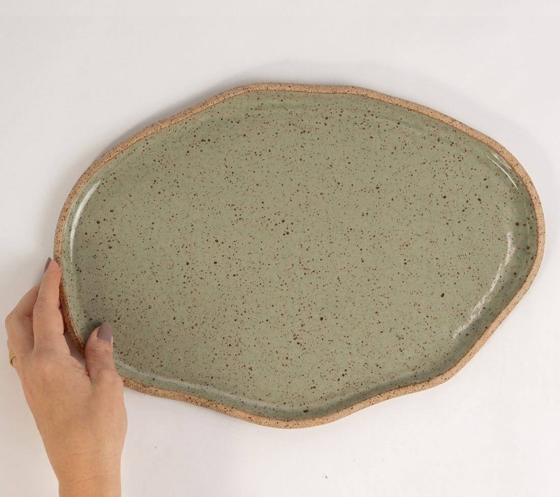 Bandeja retangular orgânica em cerâmica artesanal — tamanho 33cm x 23cm, argila Flocos, esmalte Verde Pompeia