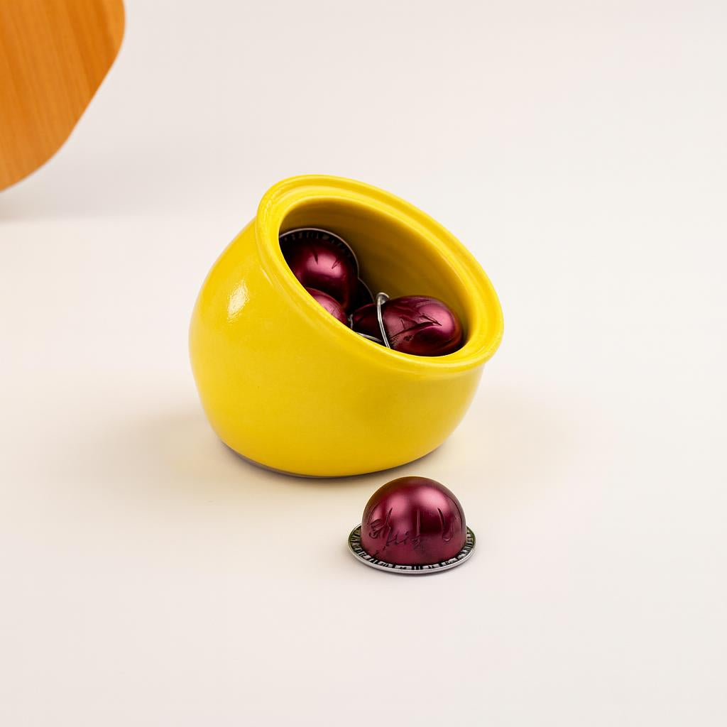 Bomboniere + Porta Cápsulas em cerâmica artesanal — tamanho Porta Cápsulas, argila Cappuccino, esmalte Amarelo Intenso