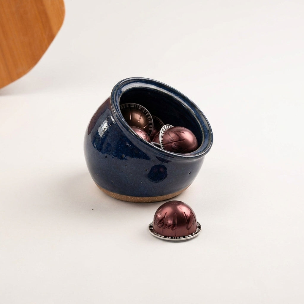 Bomboniere + Porta Cápsulas em cerâmica artesanal — tamanho Porta Cápsulas, argila Cappuccino, esmalte Lazuli