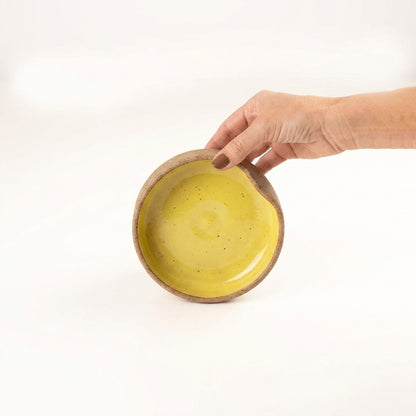 Bowl borda reta amassadinha em cerâmica artesanal — tamanho 13cm x 4cm, argila Cappuccino, esmalte Amarelo Intenso