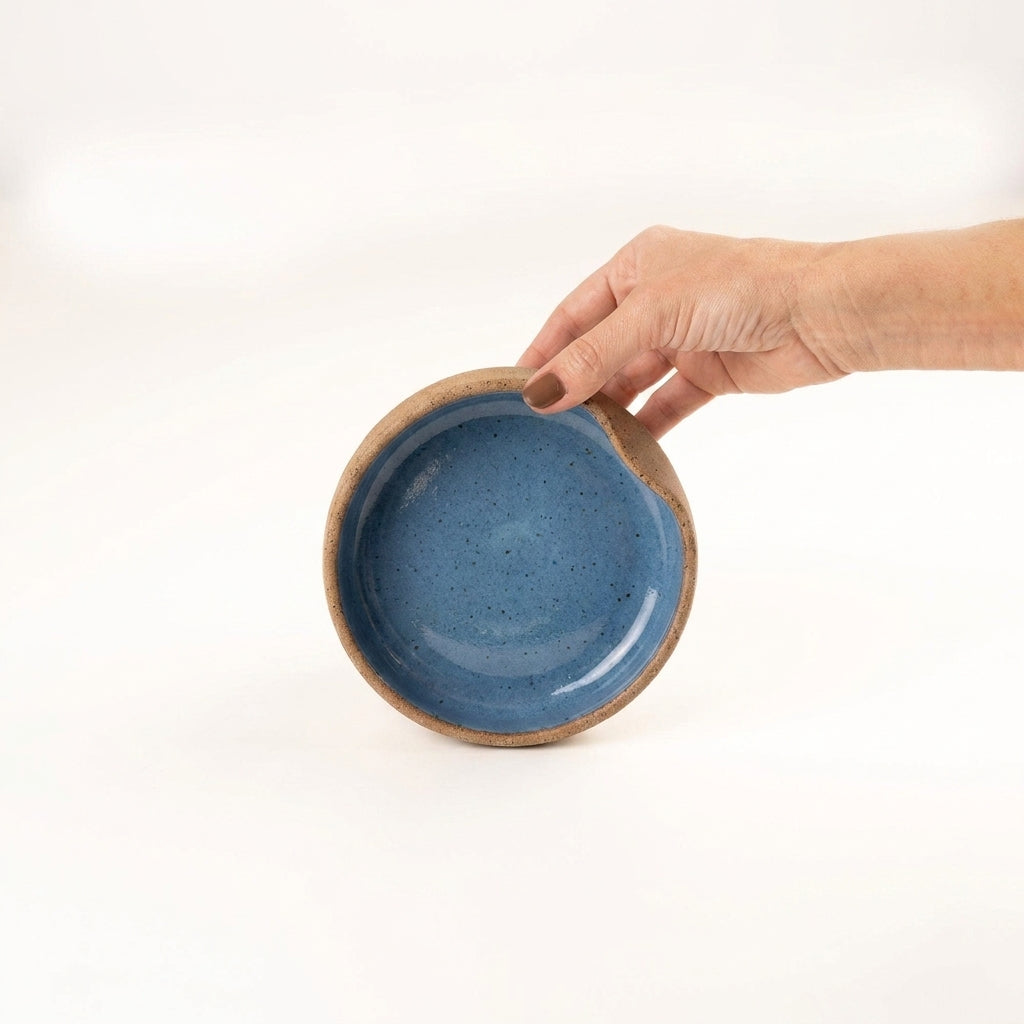 Bowl borda reta amassadinha em cerâmica artesanal — tamanho 13cm x 4cm, argila Cappuccino, esmalte Azul Safira