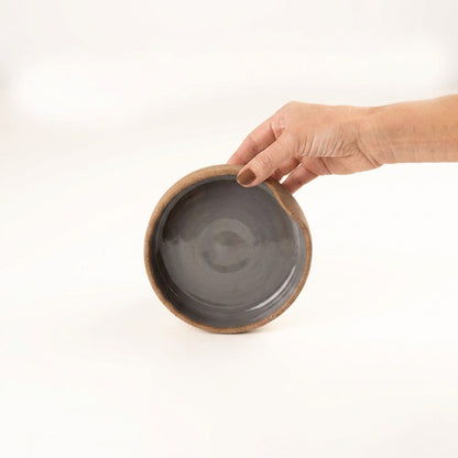 Bowl borda reta amassadinha em cerâmica artesanal — tamanho 13cm x 4cm, argila Cappuccino, esmalte Grafite