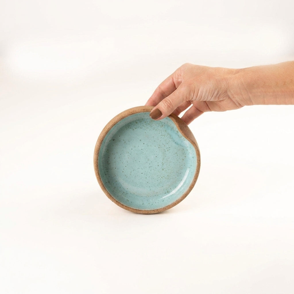 Bowl borda reta amassadinha em cerâmica artesanal — tamanho 13cm x 4cm, argila Cappuccino, esmalte Jujuba