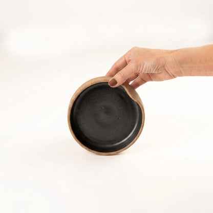 Bowl borda reta amassadinha em cerâmica artesanal — tamanho 13cm x 4cm, argila Cappuccino, esmalte Preto Acetinado