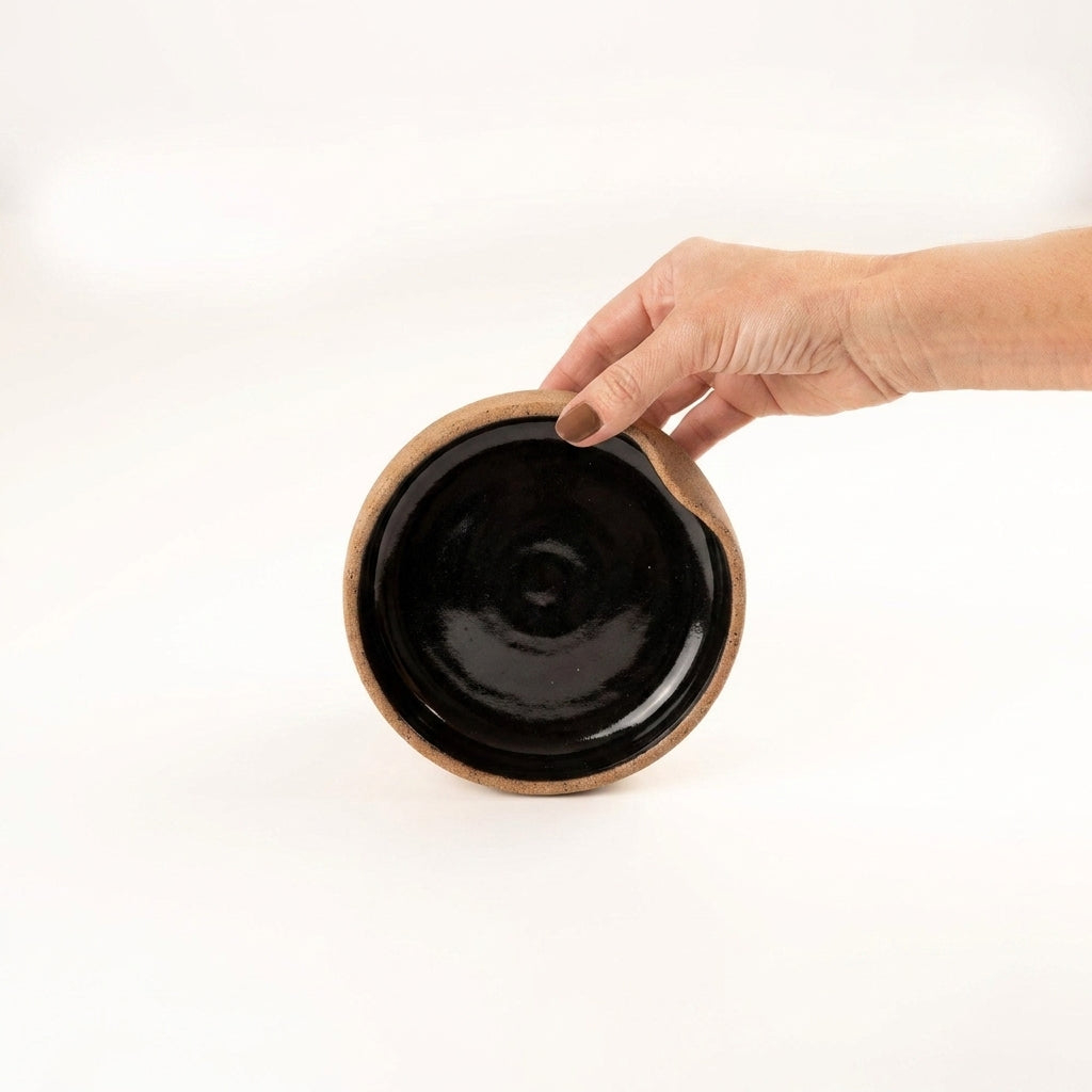 Bowl borda reta amassadinha em cerâmica artesanal — tamanho 13cm x 4cm, argila Cappuccino, esmalte Preto Ébano