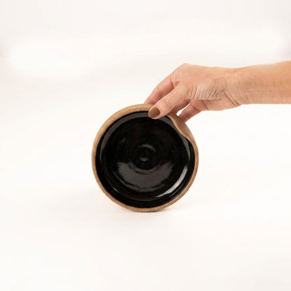 Bowl borda reta amassadinha em cerâmica artesanal — tamanho 13cm x 4cm, argila Cappuccino, esmalte Preto Ébano