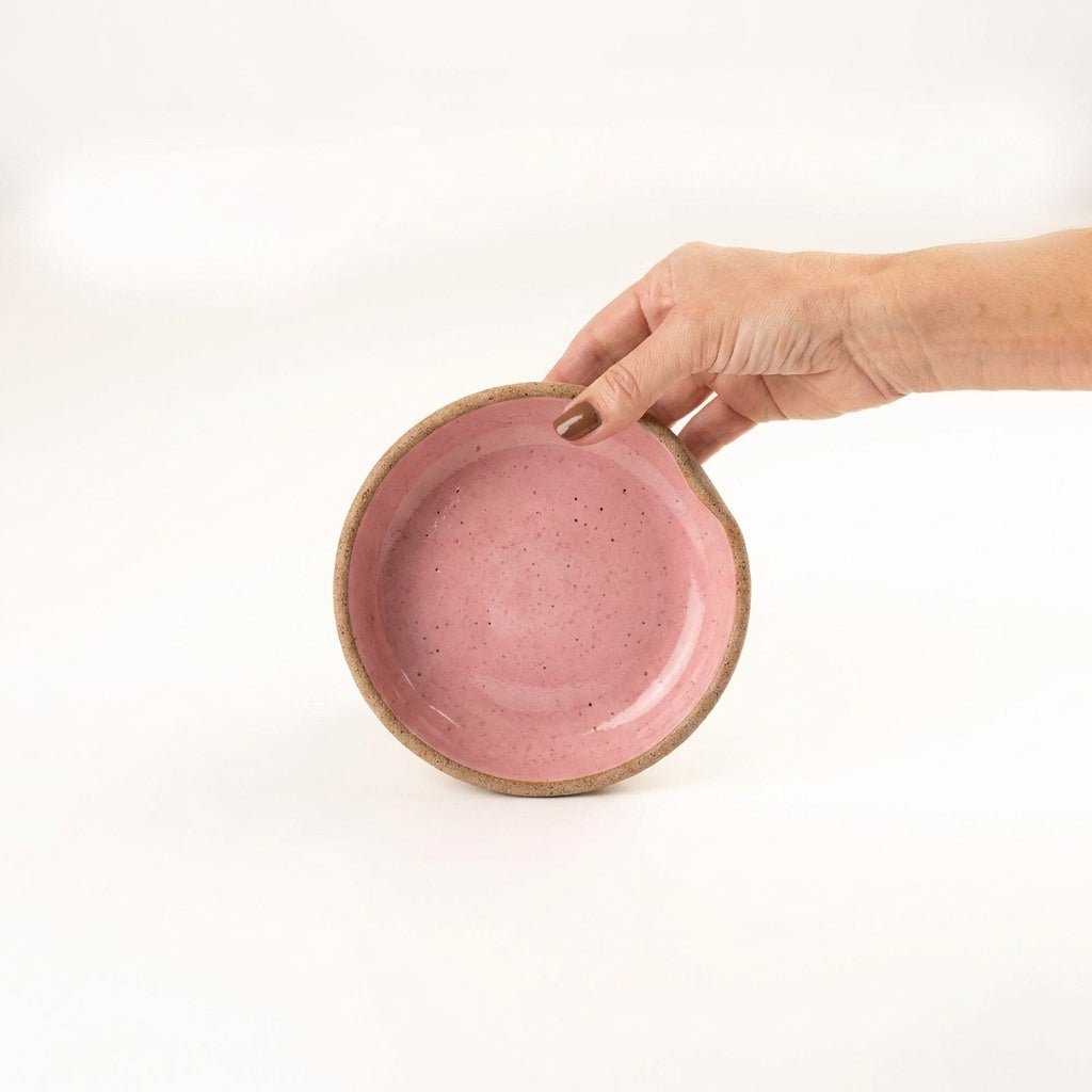 Bowl borda reta amassadinha em cerâmica artesanal — tamanho 13cm x 4cm, argila Cappuccino, esmalte Rosa Barbie