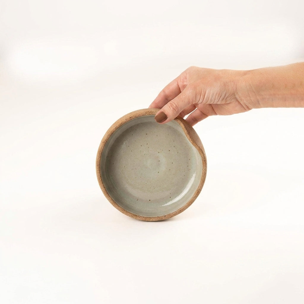 Bowl borda reta amassadinha em cerâmica artesanal — tamanho 13cm x 4cm, argila Cappuccino, esmalte Verde Pompeia