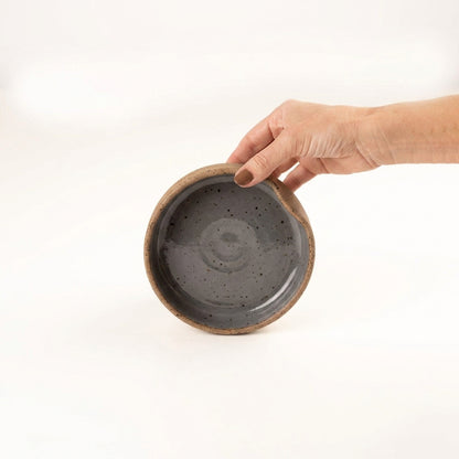 Bowl borda reta amassadinha em cerâmica artesanal — tamanho 13cm x 4cm, argila Flocos, esmalte Grafite