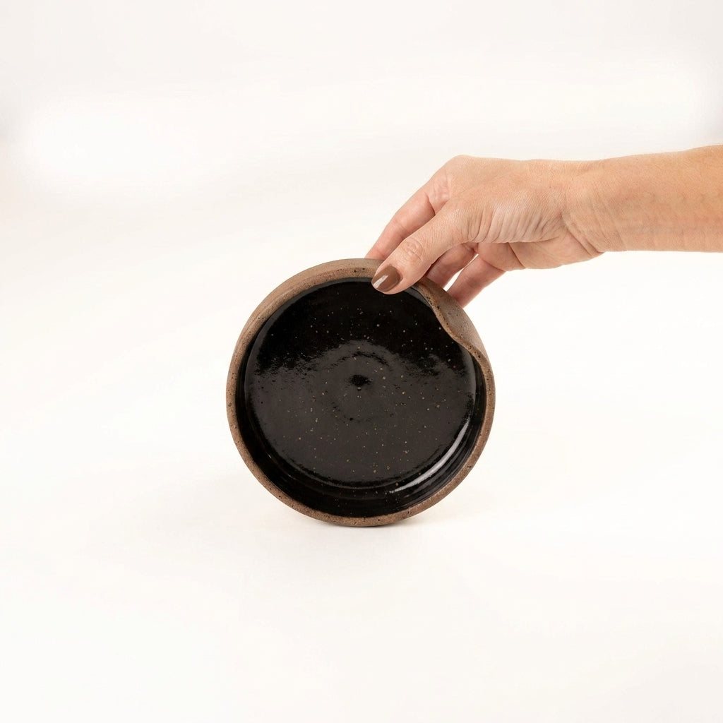 Bowl borda reta amassadinha em cerâmica artesanal — tamanho 13cm x 4cm, argila Flocos, esmalte Preto Ébano