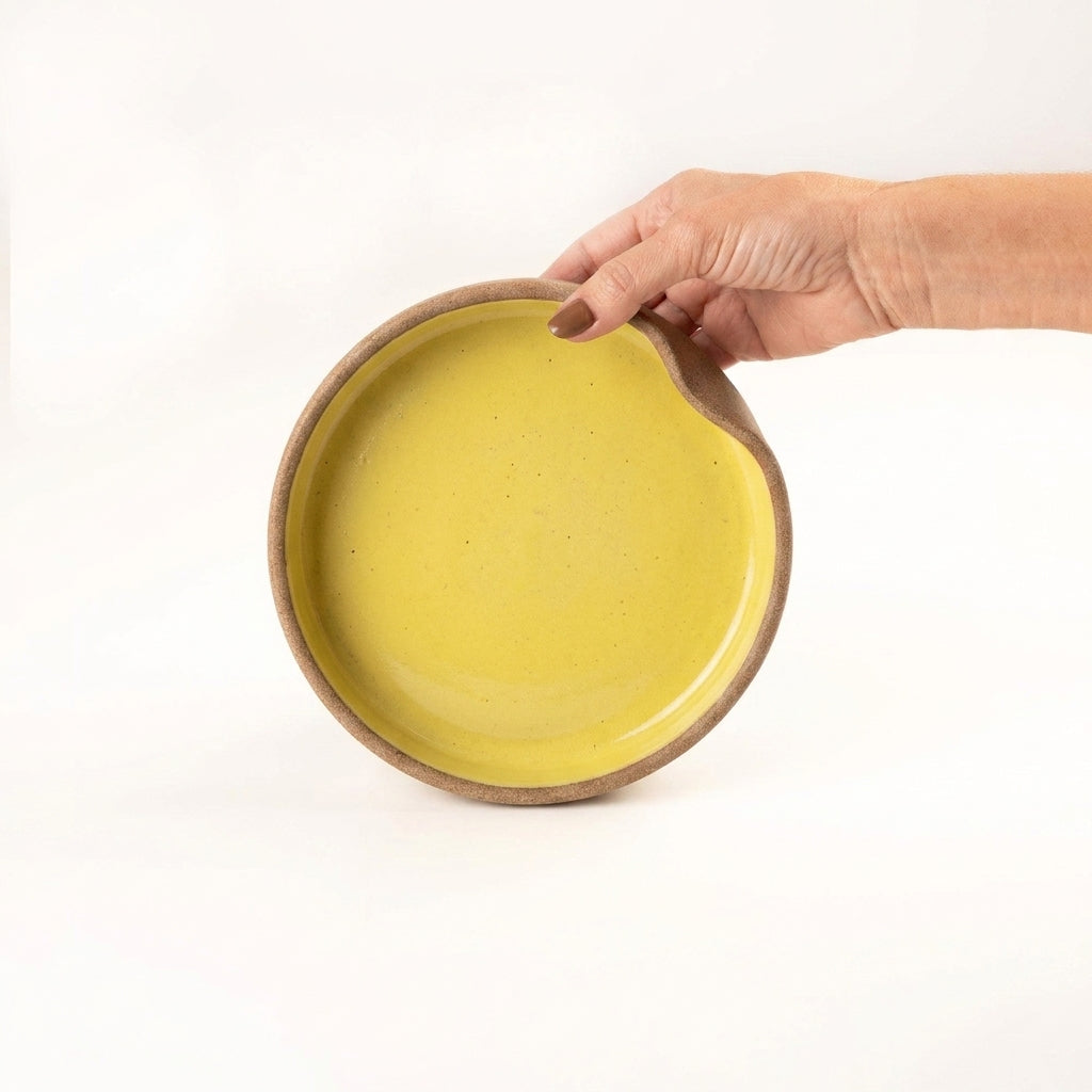 Bowl borda reta amassadinha em cerâmica artesanal — tamanho 19cm x 4cm, argila Cappuccino, esmalte Amarelo Intenso