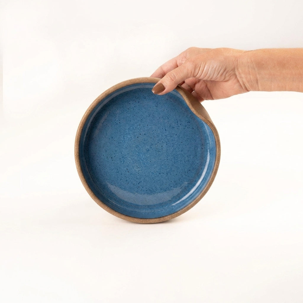 Bowl borda reta amassadinha em cerâmica artesanal — tamanho 19cm x 4cm, argila Cappuccino, esmalte Azul Safira