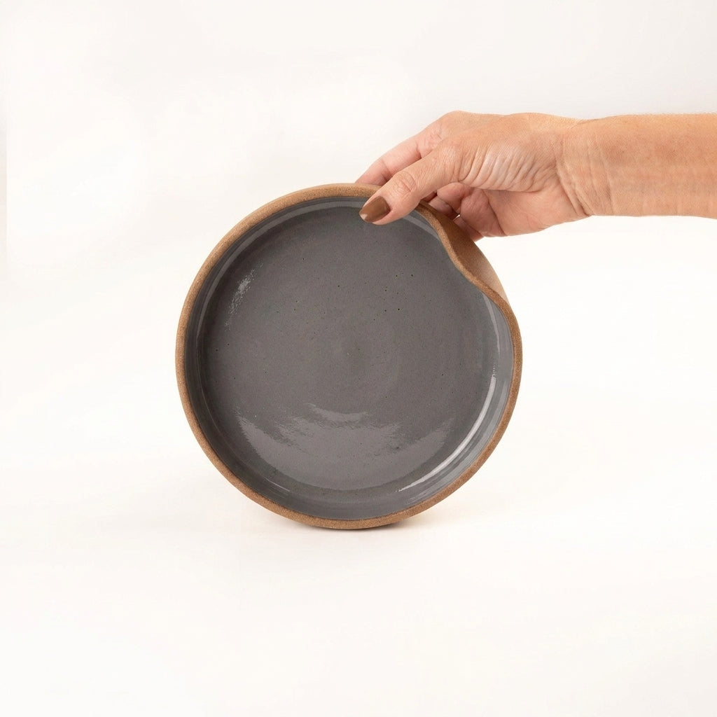Bowl borda reta amassadinha em cerâmica artesanal — tamanho 19cm x 4cm, argila Cappuccino, esmalte Grafite