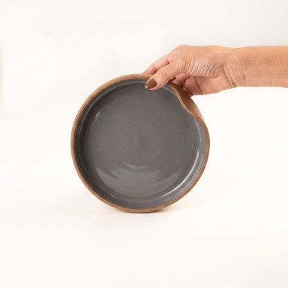 Bowl borda reta amassadinha em cerâmica artesanal — tamanho 19cm x 4cm, argila Cappuccino, esmalte Grafite