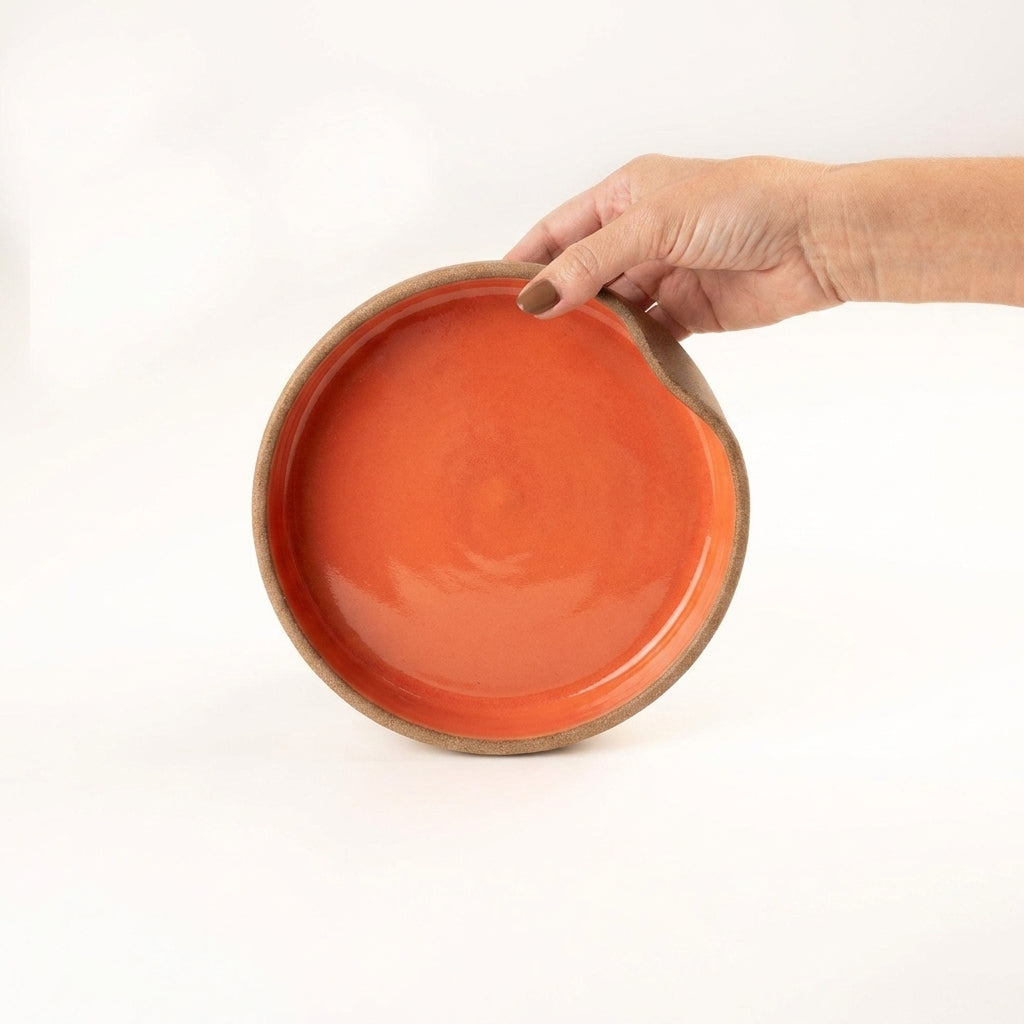 Bowl borda reta amassadinha em cerâmica artesanal — tamanho 19cm x 4cm, argila Cappuccino, esmalte Laranja Intenso