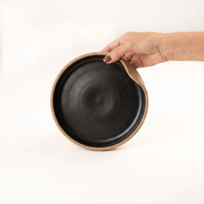Bowl borda reta amassadinha em cerâmica artesanal — tamanho 19cm x 4cm, argila Cappuccino, esmalte Preto Acetinado