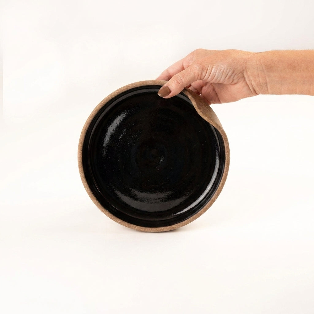 Bowl borda reta amassadinha em cerâmica artesanal — tamanho 19cm x 4cm, argila Cappuccino, esmalte Preto Ébano
